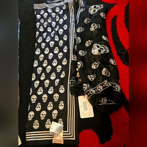 Scarf - Picture 1 of 3